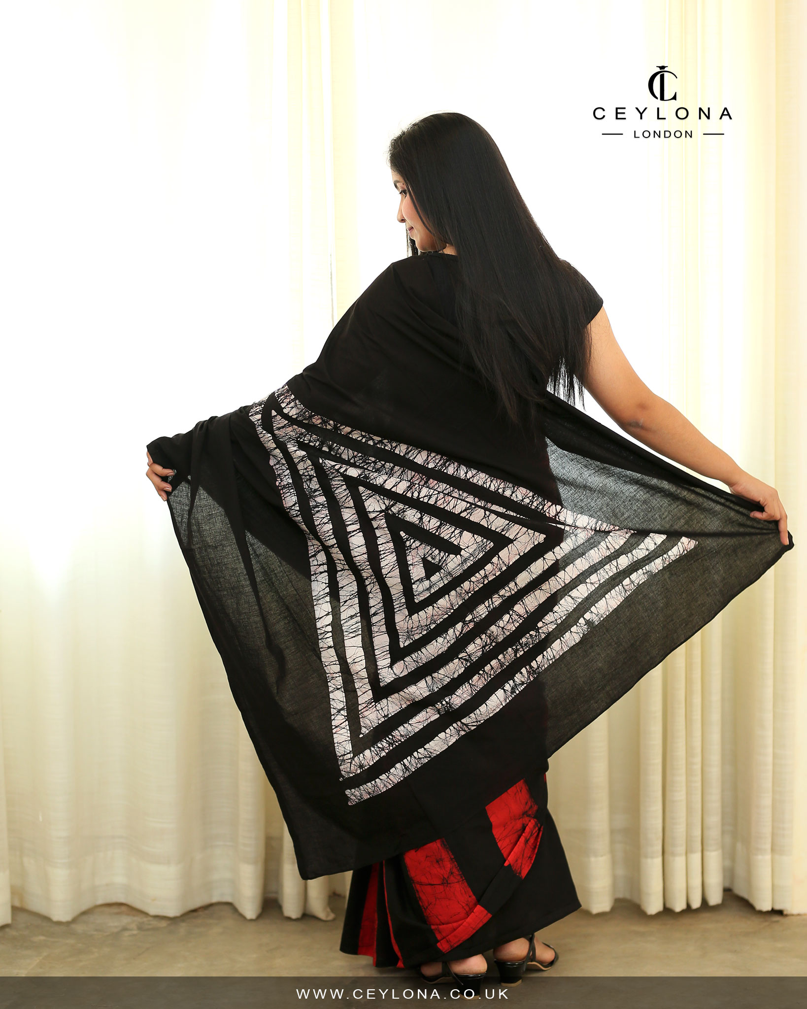 Ebony Elegance Batik Saree - Image 4
